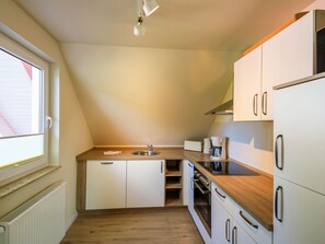 Kühlschrank, Ofen, Geschirrspüler, Kochgeschirr/Geschirr/Besteck