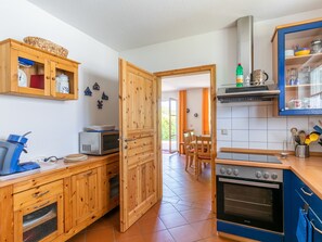 Frigorífico, microondas, horno y lavavajillas