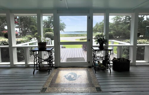 Sams Point Retreat-pet friendly, gorgeous water views!
