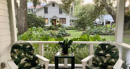 Sams Point Retreat-pet friendly, gorgeous water views!