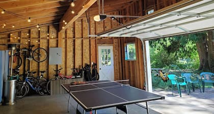 Farmhouse & Creekside Get-Away on hidden acreage in historical downtown Gresham.
