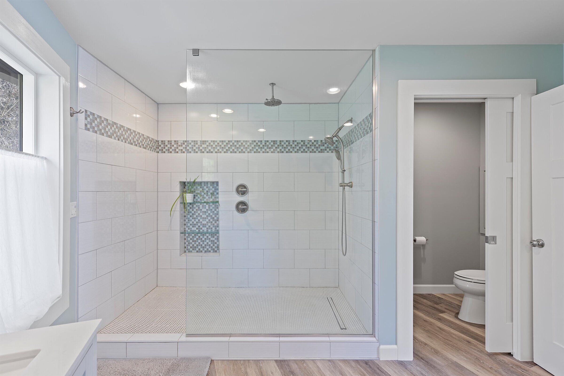 Douche, serviettes fournies, savon, papier toilette