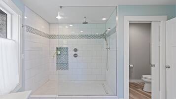 Douche, serviettes fournies, savon, papier toilette