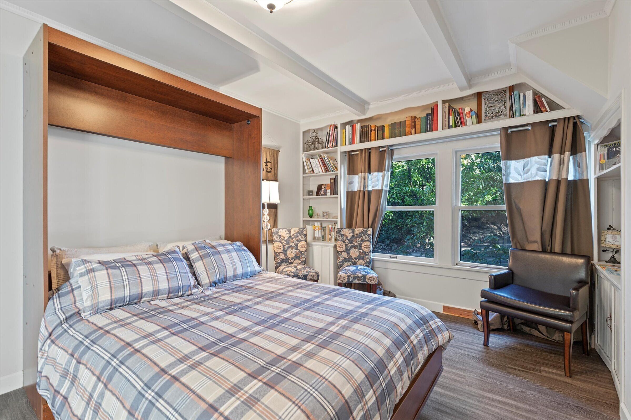 6 bedrooms, desk, iron/ironing board, free WiFi