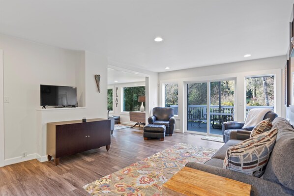 Smart TV, DVD player, pebolim, mesa de pingue-pongue