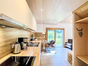 Kjøleskap, ovn, oppvaskmaskin og kjøkkenutstyr