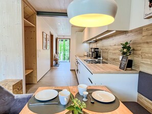 Kjøleskap, ovn, oppvaskmaskin og kjøkkenutstyr