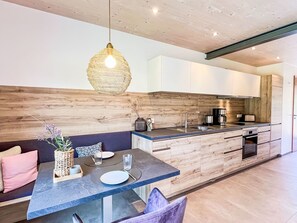 Kjøleskap, ovn, oppvaskmaskin og kjøkkenutstyr