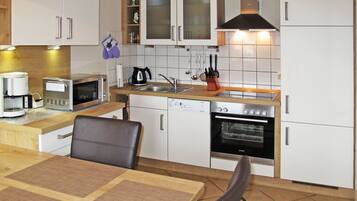 Kühlschrank, Mikrowelle, Ofen, Geschirrspüler