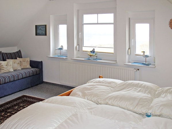 2 bedrooms, desk, iron/ironing board, WiFi