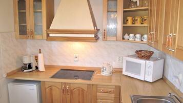 Réfrigérateur, micro-ondes, grille-pain, chaise haute