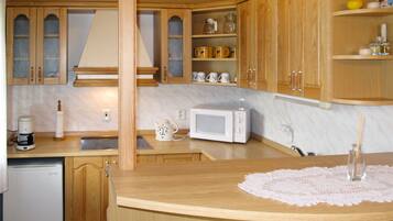 Réfrigérateur, micro-ondes, grille-pain, chaise haute