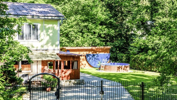 A house with a fenced yard, a wooden deck, and a swimming pool. - Vacation home Jirka by Interhome (Dehtáře)