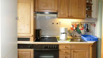 Réfrigérateur, four, lave-vaisselle, chaise haute