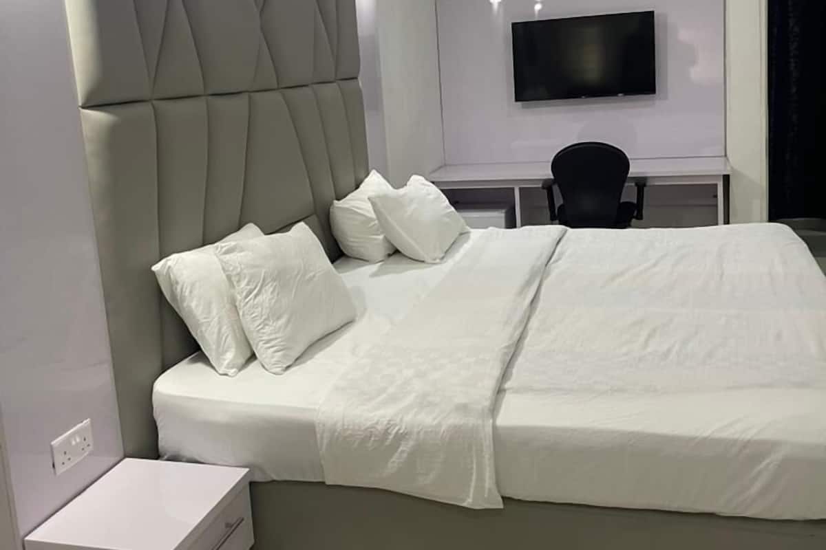 Ropa de cama de alta calidad y escritorio