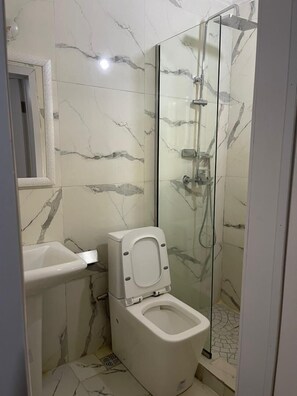 Een douche, gratis toiletartikelen, handdoeken, zeep