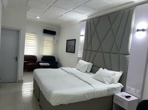 Habitación ejecutiva | Ropa de cama de alta calidad y escritorio
