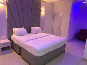 Habitación ejecutiva | Ropa de cama de alta calidad y escritorio