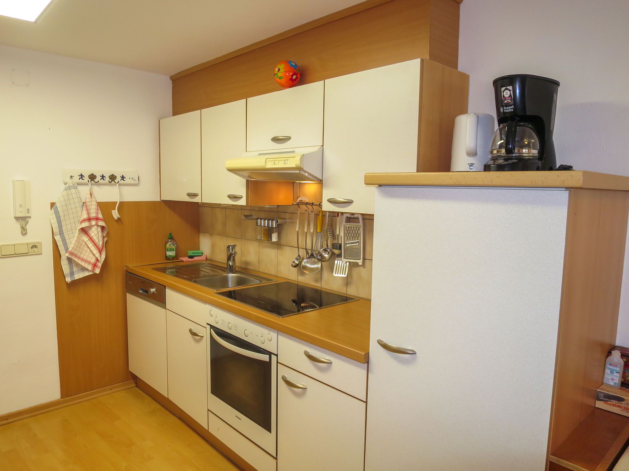 Kühlschrank, Ofen, Geschirrspüler, Hochstuhl