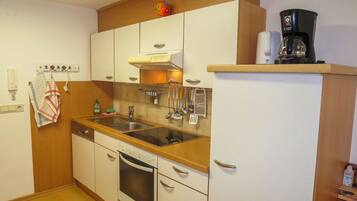 Kühlschrank, Ofen, Geschirrspüler, Hochstuhl