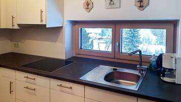 Kühlschrank, Ofen, Geschirrspüler, Hochstuhl