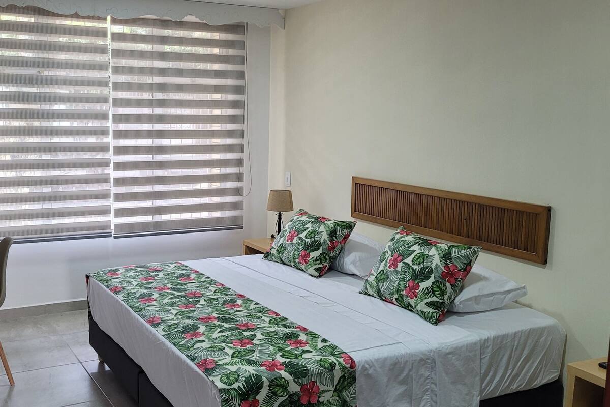 Habitación Confort doble | Zona de estar | Una televisión