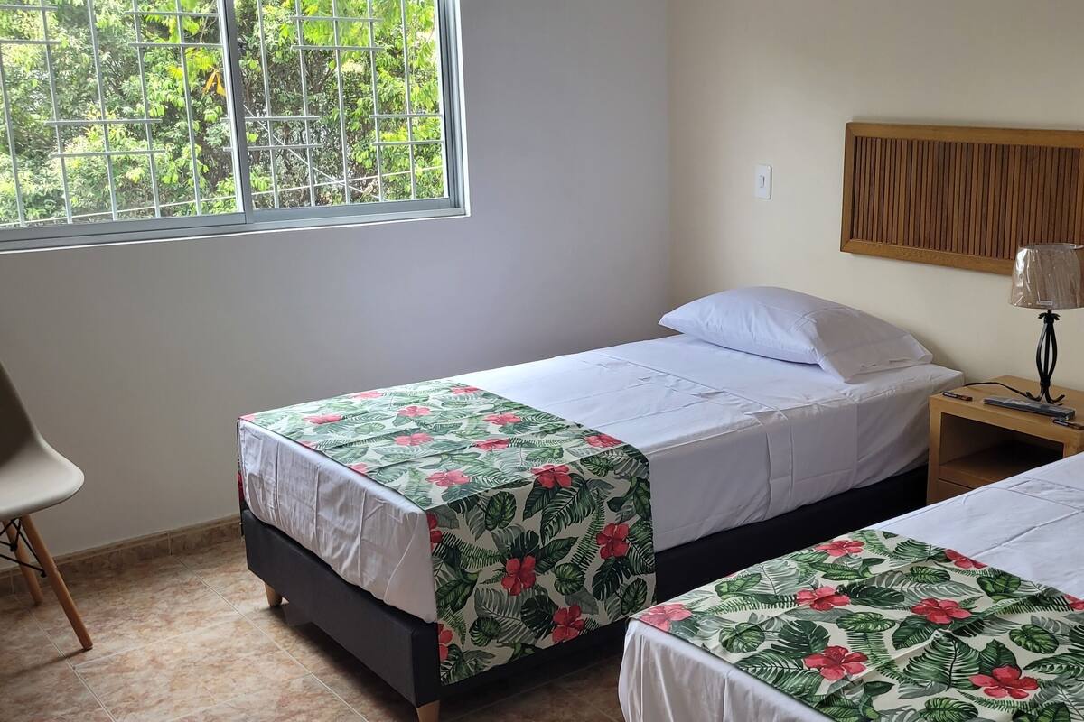 Habitación básica con 2 camas individuales | Escritorio, espacio para trabajar con un portátil, wifi gratis