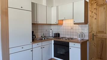 Kühlschrank, Ofen, Toaster, Hochstuhl