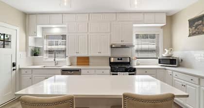 The Geneva Lookout- Lake views, sleeps 14!