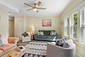 Smart TV - The Geneva Lookout- Lake views, sleeps 14! (Lake Geneva)