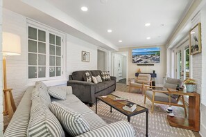 Smart TV - The Geneva Lookout- Lake views, sleeps 14! (Lake Geneva)