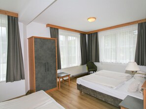 2 slaapkamers, een bureau, internet