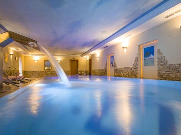 من حمّامات السباحة المغطاة