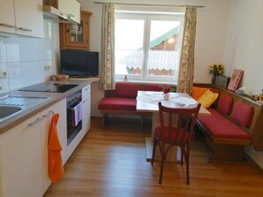 Fridge, oven, toaster, cookware/dishes/utensils