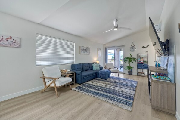 Smart TV, chimenea, monitor de computadora y impresora 