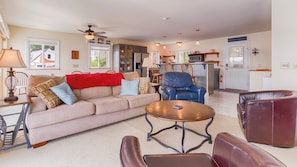 Smart TV, fireplace - Wake and Lake: "Right Along Keuka Lake Wine Trail!" (Penn Yan)