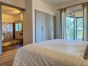 4 bedrooms, iron/ironing board, travel cot, WiFi