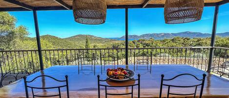 تناول الطعام بالخارج