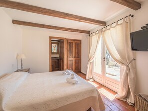 3 bedrooms, iron/ironing board, travel cot, WiFi