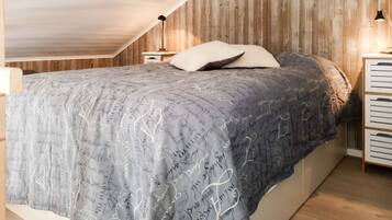 1 dormitorio y tabla de planchar con plancha