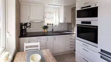 KylskÄp, mikrovÄgsugn, ugn och barnstol