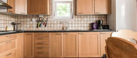 Fridge, microwave, oven, cookware/dishes/utensils