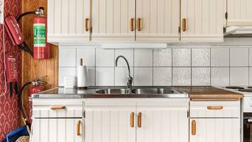 KylskÄp, mikrovÄgsugn, ugn och grytor/köksredskap