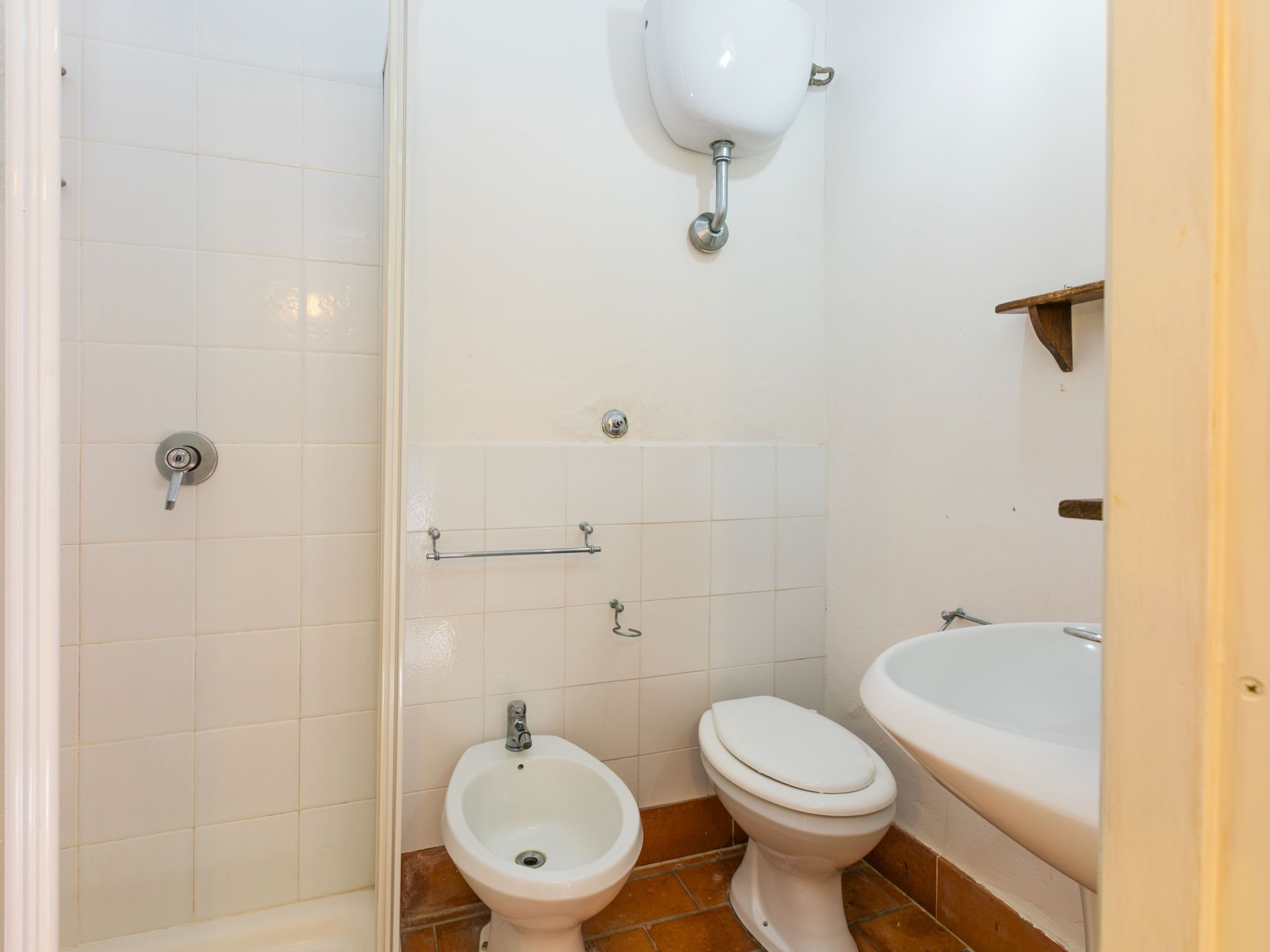 Ein Badezimmer mit Toilette, Bidet und Waschbecken.