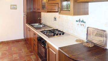 Fridge, oven, cookware/dishes/utensils, dining tables