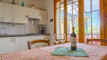 Frigorifero, pentole/stoviglie/utensili, tavolo da pranzo