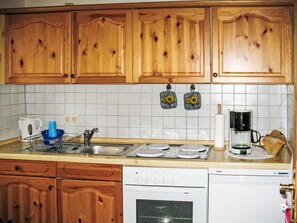 Réfrigérateur, four, grille-pain, chaise haute