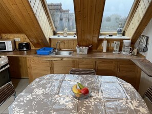 Kühlschrank, Mikrowelle, Ofen, Kochgeschirr/Geschirr/Besteck