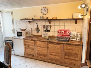 Kjøleskap, mikrobølgeovn, ovn og brødrister