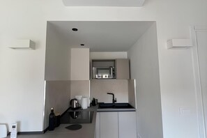 Microwave, stovetop, cookware/dishes/utensils - Casa di Gilda, Liberty elegance in Turin (Torino)